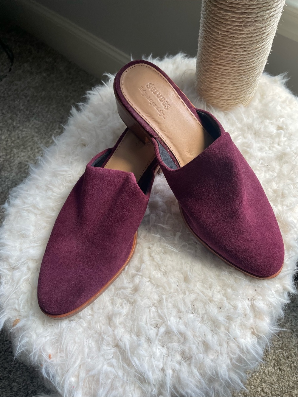 Soludos Woman’s Suede All Leather Mules in SZ 8 in gently used condition